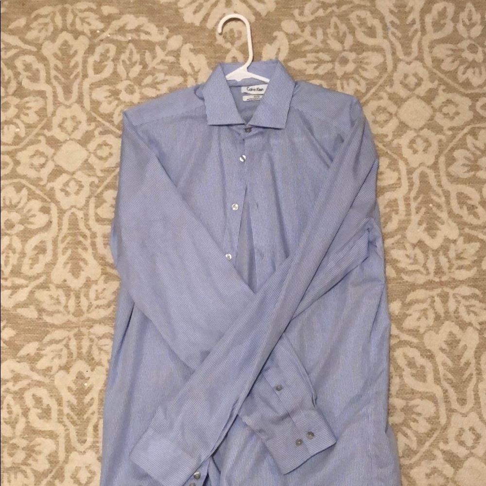 Like new! Calvin Klein slim fit dress shirt.